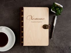 Кулинарная книга с гравировкой «Фамильные рецепты» в деревянной обложке