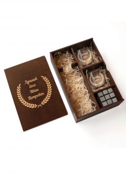 Комплект в оригинальной деревянной коробке из камней и стаканов для виски