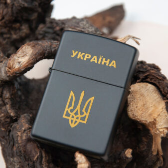 Чорна Zippo з українською символікою