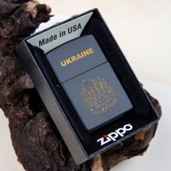 Чорна стильна запальничка Zippo з гравіюванням герба України