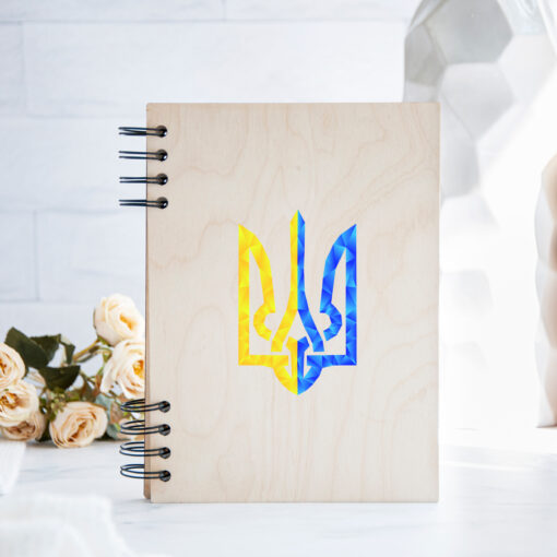 Книга для записів у дерев'яній обкладинці з гербом України