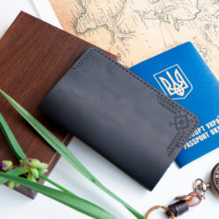 Обложка на паспорт из кожи с гравировкой орнамента